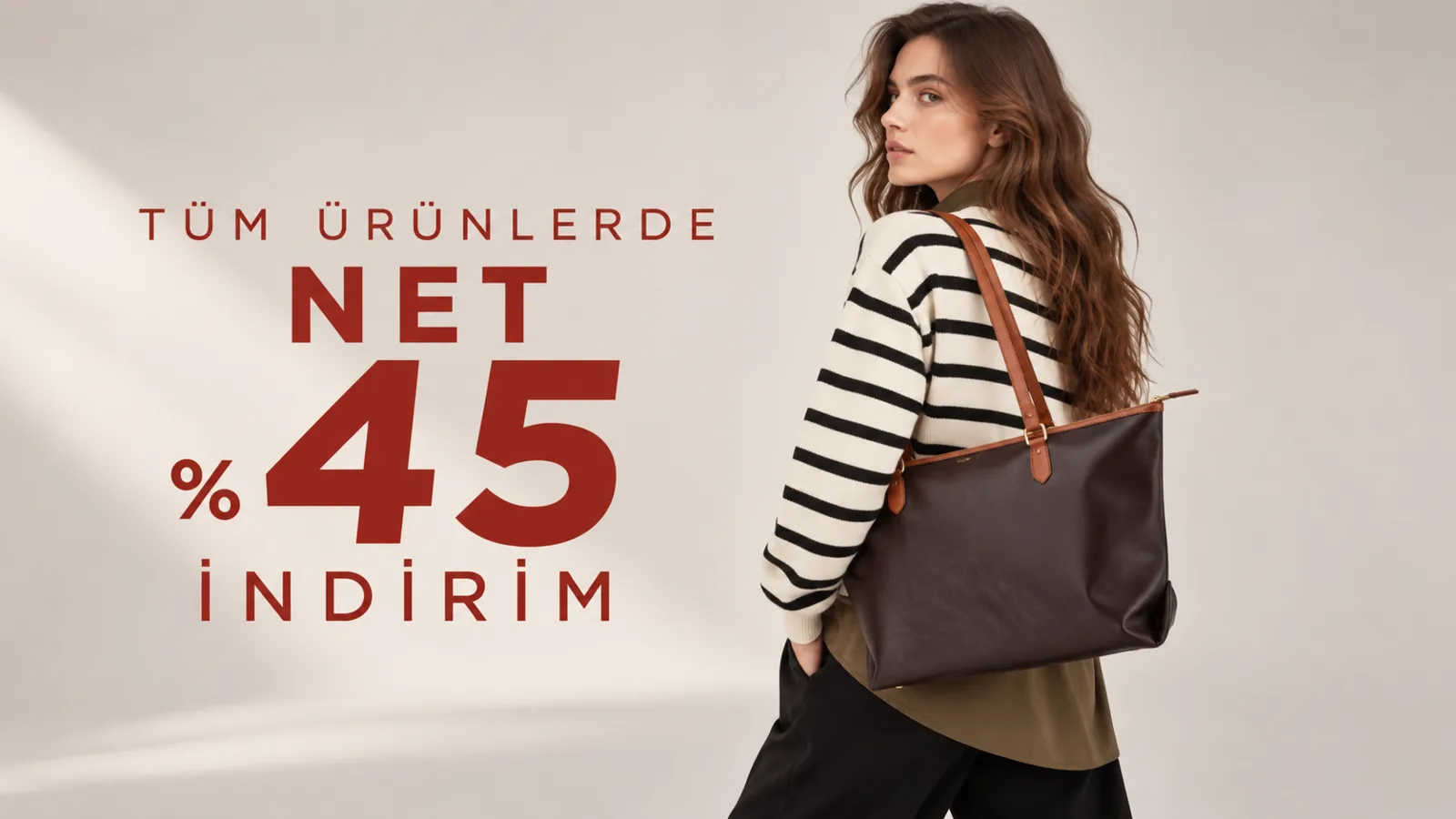 Tüm ürünlerde net %45 indirim — kahverengi omuz çantası taşıyan model